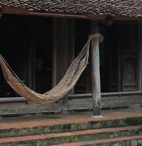 Nằm võng. Võng là vật dụng phổ biến ngày xưa, nhất là vào ngày hè. Võng được đan mắt lưới, thoáng khí. Ngoài ra, cứ chỗ nào mát, nhiều gió thì mắc võng. Võng nằm thư giãn, nghỉ ngơi. Vào những ngày hè nóng bức, ông bà thường nằm võng ngủ.