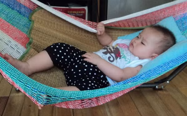 Ngày nay, võng vẫn là vật dụng được nhiều người sử dụng, nhất là vào ngày hè với độ thoáng, mát và dễ kê đặt trong nhà.