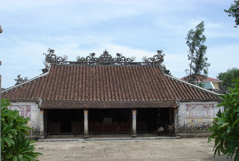 Hóng mát là cách chống nóng phổ biến thời xưa. Thường là những buổi tối mùa hè, sau bữa cơm, người ta cũng rủ nhau ra đình, bờ ao, cây đa đầu làng để hóng mát, cả người lớn lẫn trẻ con. Vừa hóng mát vừa chuyện trò rôm rả, trẻ con cũng được dịp tụ tập chơi đùa thỏa thích.