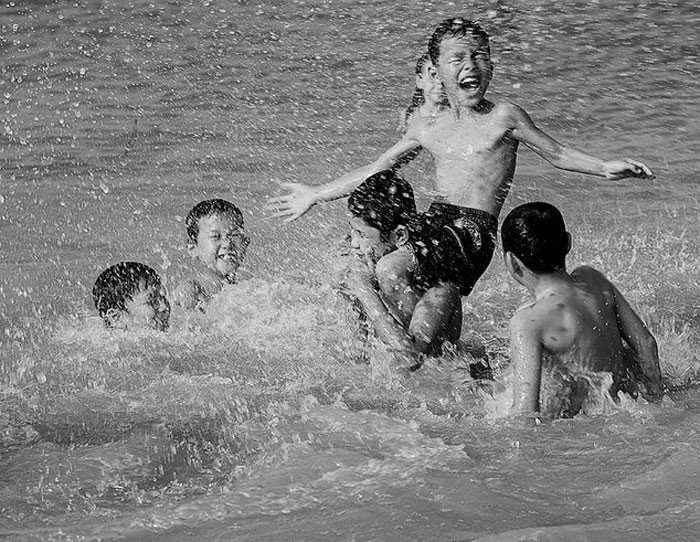 Không chỉ trẻ con, người lớn cũng chọn sông, hồ để giải nhiệt. Ai không biết bơi có thể dùng một vài vật tự chế để làm phao ví dụ như bẹ chuối, quả dừa. Các bà, các cô e ngại thì xắn quần tới bẹn rồi hòa cùng làn nước mát.