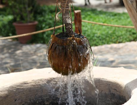 Thời xưa không có tủ lạnh, nhưng "ông bà mình" vẫn có cách để có chai nước mát giải nhiệt. Những nhà có giếng, sáng ra thả chai nước xuống giếng thơi, chiều kéo lên là có ngay chai nước mát.