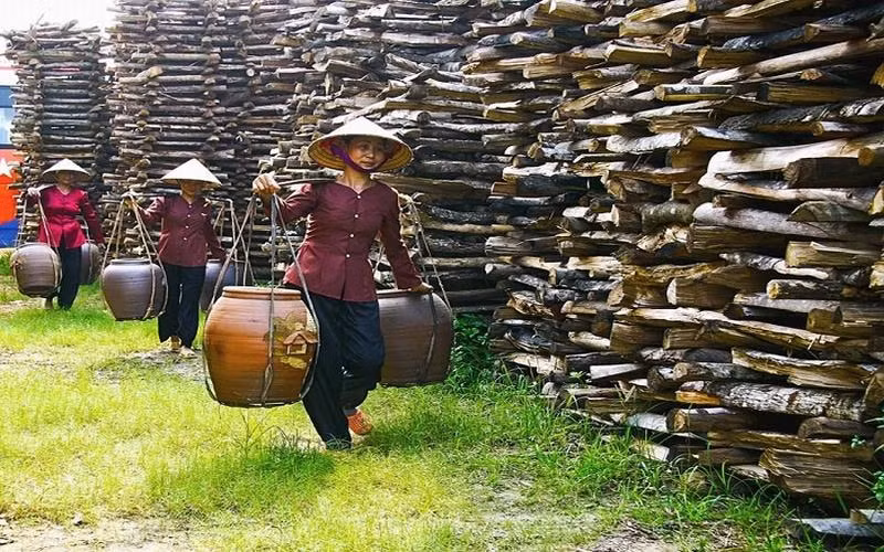 Bắc Ninh còn được biết đến với trăm nghề truyền thống trong đó có nhiều nghề tinh xảo như: đúc gò đồng Hè Nôm, Đại Bái, Quảng Bố, Đào Viên; gốm Phù Lãng; mộc Vĩnh Kiều, Phù Khê, Đại Đồng, Chóa, Khúc Toại; dệt Đình Cả, Xuân Ổ, Vọng Nguyệt…