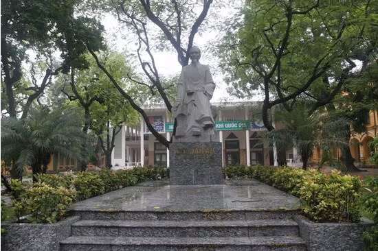 Gia tài để lại của Chu Văn An khá đồ sộ. Ông biên soạn nhiều sách để dạy học và sáng tác nhiều thơ văn. Trong dạy học ông có nhiều cải cách tiến bộ, đề cao tư tưởng học đi đôi với hành. Ông viết: “Học mới chỉ là mắt, hành mới có chân. Có mắt, có chân mới tiến được, có biết mới làm được, có làm mới biết”.