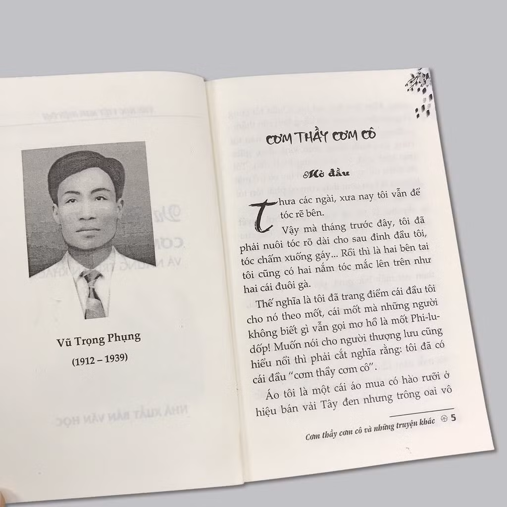 Sống bằng nghề cầm bút song cuộc đời Vũ Trọng Phụng chưa bao giờ dễ dàng. Câu nói “Tôi sinh ra đời dưới một ngôi sao xấu” của Xuân Tóc đỏ, nhân vật nổi tiếng trong tác phẩm Số đỏ dường như rất giống với cuộc đời của nhà văn.
