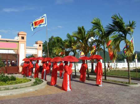 Sau khi đánh bại nhà Tây Sơn, Vua Nguyễn Ánh - Gia Long trả thù tàn bạo đối với quân tướng dưới triều Vua Quang Trung- Nguyễn Huệ. Vợ chồng nữ tướng Bùi Thị Xuân cùng bị đem ra hành quyết. Cho đến nay vẫn còn nhiều tranh cãi quanh cái chết của vợ chồng bà. (Ảnh: Đền thờ nữ tướng Bùi Thị Xuân)