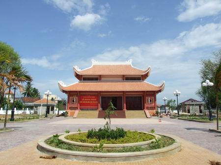 Khi tập voi đánh trận, ban đầu, bà tập từng thớt một. Mỗi thớt có một nữ quản tượng, khi thuần thục rồi mới tập thành đoàn. Khi đó, nữ quản tượng nào đi kèm voi nấy. (Ảnh: Đền thờ nữ tướng Bùi Thị Xuân).