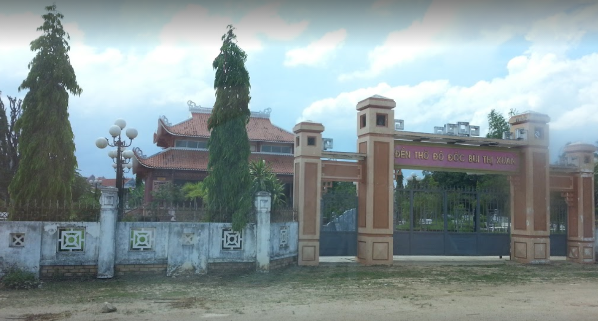 Nhiều tài liệu ghi lại, nữ tướng Bùi Thị Xuân bị voi giày đến chết. Tuy nhiên, trước cái chết bà rất hiên ngang hét to một tiếng làm bầy voi sợ hãi bước giật lùi. Quân lính được lệnh đốt hỏa pháo và đâm giáo nhọn thúc vào voi làm chúng hoảng loạn chạy xéo lên đè chết bà. (Ảnh: Đền thờ nữ tướng Bùi Thị Xuân).