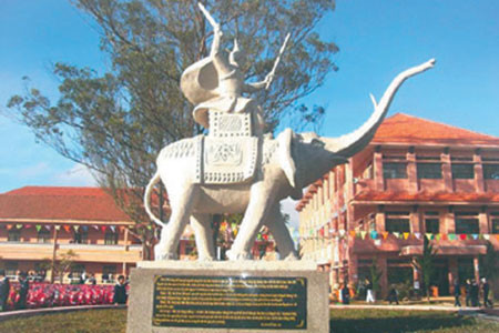 Không chỉ dũng cảm, có tài sử dụng song kiếm, cưỡi ngựa bắn cung khi ra trận, Đô đốc Bùi Thị Xuân còn có biệt tài huấn luyện voi trận và nghệ thuật đánh trận bằng voi.