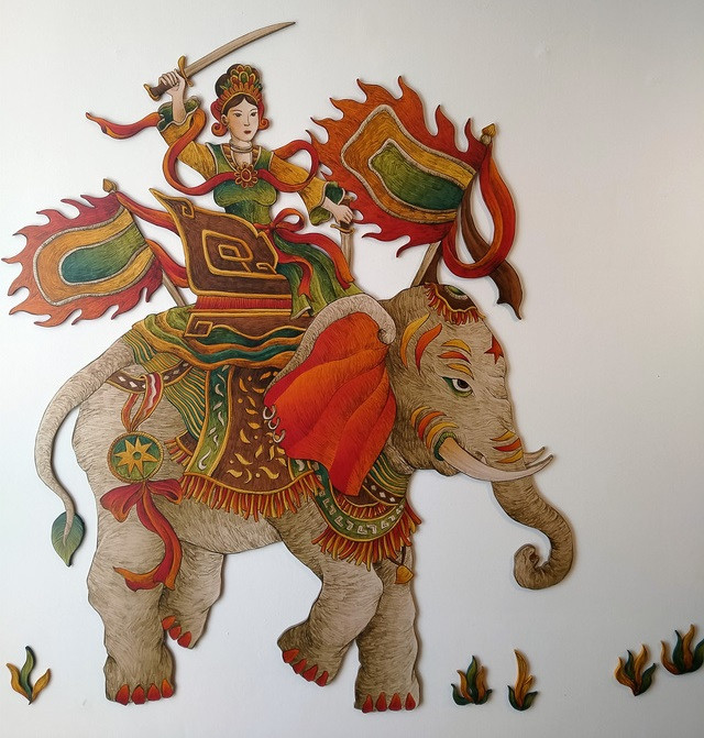 Một số tài liệu ghi chép lại: Để điều khiển, bà thường dùng ngọn cờ đỏ có cán dài. Khi bà chưa ra thao trường, voi đi lại lộn xộn. Lúc bà xuất hiện, con voi đầu đàn vội chạy lại đứng nghiêm chỉnh trước mặt, chân trước co lên.