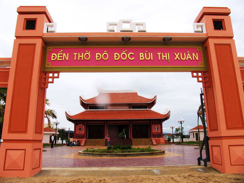 Trong trận đánh, bà tỏ rõ khí phách, luôn cưỡi voi dẫn đầu trước ba quân. Ví dụ, trận Hạ Hồi (Kỷ Dậu 1789), bà chỉ huy đội tượng binh xông thẳng vào đồn giặc, khiến quân Thanh kinh hoàng không kịp đánh trả, đạp lên nhau mà chạy.