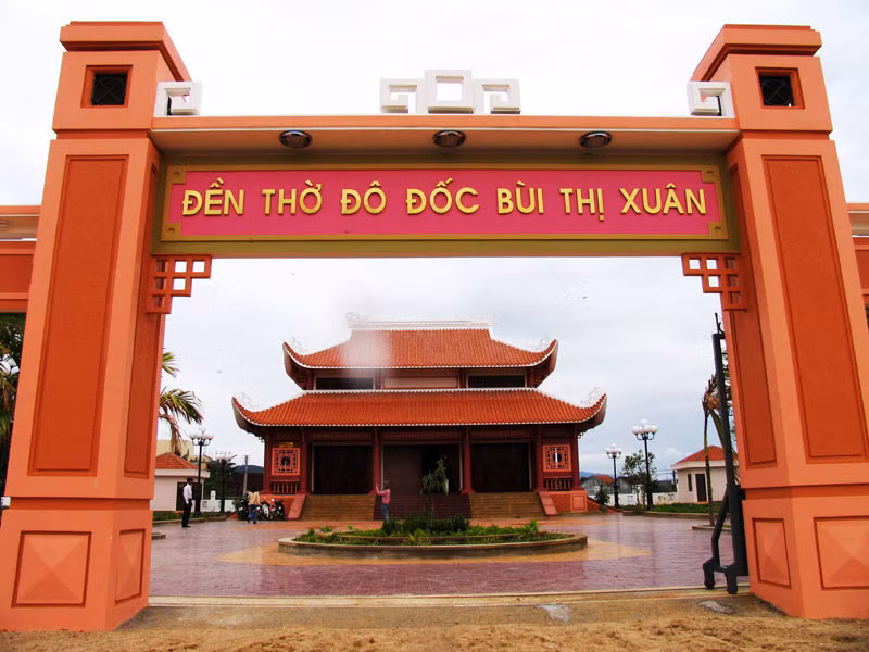 Trong trận đánh, bà tỏ rõ khí phách, luôn cưỡi voi dẫn đầu trước ba quân. Ví dụ, trận Hạ Hồi (Kỷ Dậu 1789), bà chỉ huy đội tượng binh xông thẳng vào đồn giặc, khiến quân Thanh kinh hoàng không kịp đánh trả, đạp lên nhau mà chạy.