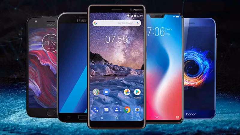 Điện thoại và Smartphone: Năm 1926, Nikola Tesla - người được mệnh danh là "nhà khoa học điên" từng tiên đoán con người sẽ liên lạc được với nhau qua một thiết bị không dây, nhỏ gọn đủ để cất vừa túi áo vest. Đặc biệt, thiết bị ấy còn truyền được hình ảnh, thay thế được tivi.. 