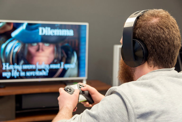 Tivi và tai nghe: Năm 1953, tiểu thuyết gia huyền thoại người Mỹ Ray Bradbury đã tiên đoán rất nhiều công cụ thời hiện đại: từ headphone, tai nghe, tấm nền phẳng có thể phát ra hình ảnh giống hệt tivi thời nay, và cả những cỗ máy rút tiền của ngân hàng hoạt động 24/24. Hơn nửa thế kỷ sau, tất cả đều trở thành hiện thực. 