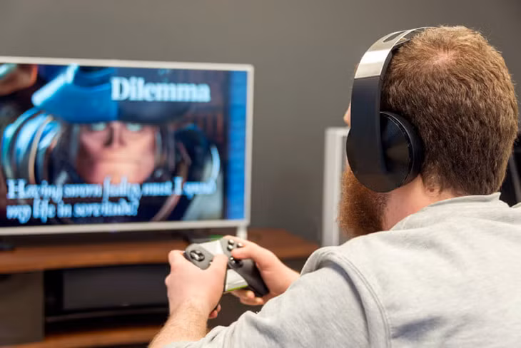 Tivi và tai nghe: Năm 1953, tiểu thuyết gia huyền thoại người Mỹ Ray Bradbury đã tiên đoán rất nhiều công cụ thời hiện đại: từ headphone, tai nghe, tấm nền phẳng có thể phát ra hình ảnh giống hệt tivi thời nay, và cả những cỗ máy rút tiền của ngân hàng hoạt động 24/24. Hơn nửa thế kỷ sau, tất cả đều trở thành hiện thực. 