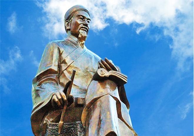 Trong bài thơ Cự Ngao Đới Sơn, thuộc tập thơ Bạch Vân am thi tập, Nguyễn Bỉnh Khiêm viết "Biển Đông vạn dặm dang tay giữ/ Đất Việt muôn năm vững trị bình/ Chí những phù nguy xin gắng sức/ Cõi bờ xưa cũ tổ tiên mình". Câu này như lời khuyên của Trạng Trình với thế hệ sau, rằng phải nắm giữ được biển Đông thì đất nước mới thái bình, thịnh trị muôn đời.