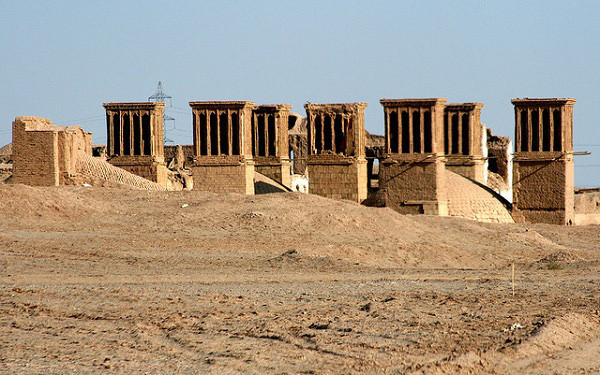 Kết hợp giữa chênh lệch áp suất không khí và dòng nước, những tháp gió giúp điều hòa không khí trong môi trường sa mạc khắc nghiệt với ngày nóng và đêm lạnh.