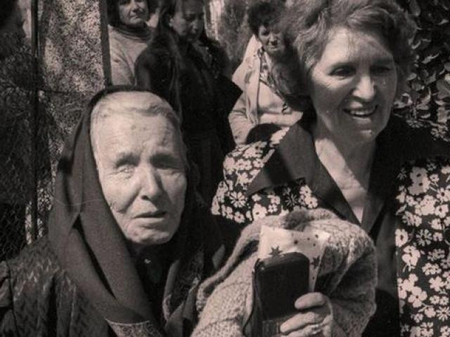 Khả năng đặc biệt của nhà tiên tri Vanga bắt đầu khi bà 12 tuổi. Năm đó, xuất hiện một cơn bão và cuốn Vanga lên không trung. Người ta tìm thấy Vanga tại một cánh đồng với đôi mắt đầy bụi bẩn. Dù được chạy chữa, phẫu thuật nhiều lần nhưng Vanga không nhìn được nữa.