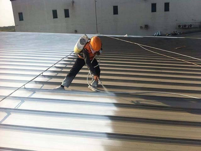 Một yếu tố nữa là đặc điểm của công trình. Ví dụ, mái nhà mái càng thấp thì càng cảm nhận rõ hiệu quả của sơn.