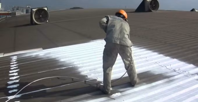 Ngoài ra, mức độ giảm nhiệt thực tế còn phụ thuộc vào nhiều yếu tố. Đầu tiên là độ dày của sơn, sơn càng dày thì chống nóng càng tốt, giúp giảm nhiệt sâu. Vì thế, muốn giảm nhiệt tốt, phải sơn 2-3 lớp.