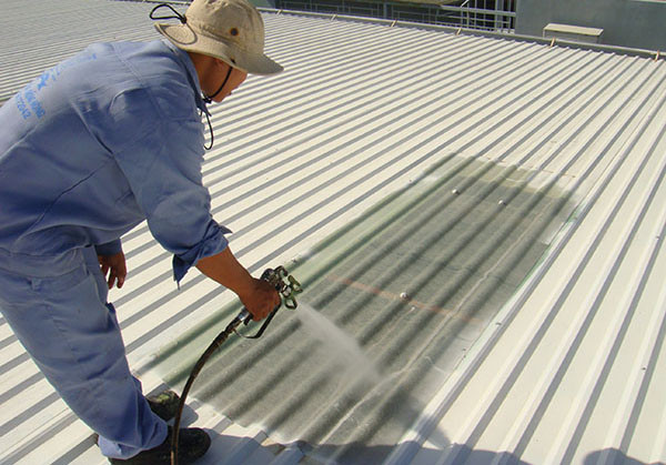 Ngoài ra, cần chú ý đến tuổi thọ của sơn. Những sản phẩm có tuổi thọ từ 3 - 5 năm thường không đạt yêu cầu và tốn kém trong bảo trì, thay thế. Tốt nhất, nên chọn loại sơn có tuổi thọ trên 10 năm và thời gian bảo hành phải từ 3 - 5 năm.