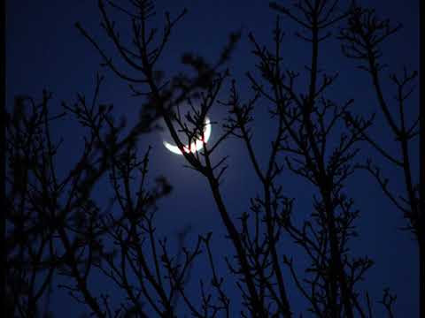 Cũng trong chuyến đi ấy, Lãm cho cô công nhân giao thông tên Nguyệt- trùng tên với “bạn gái” của anh đi nhờ xe. Nguyệt đã tình nguyện dẫn đường để Lãm lái xe vượt qua đoạn đường ngầm nơi địch ào ạt ném bom, thả pháo sáng. 