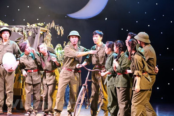 Độc đáo và lạ lùng bởi tình cảm hai người dành cho nhau. Nguyệt yêu Lãm qua lời kể của đồng đội, thuỷ chung đợi chờ Lãm dù chưa hề biết mặt. Cô tưởng tượng về người con trai mình yêu trốn nhà đi bộ đội. Nguyệt yêu Lãm, vì Lãm biết đặt tình yêu quê hương đất nước lên trên tình yêu cá nhân.