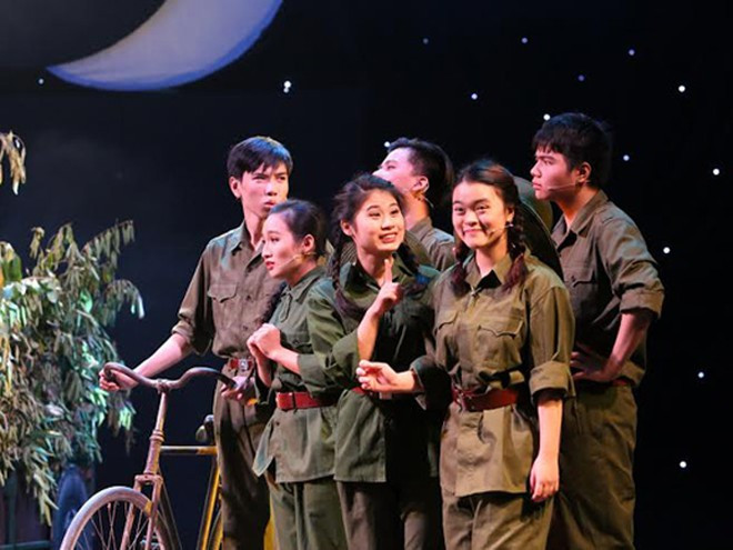 Lãm cảm phục Nguyệt bởi cô dũng cảm, biết hi sinh vì đồng đội. Mảnh trăng cuối rừng chính là mối tình thơ mộng lãng mạng và chớm nở giữa hai người lính, hai tâm hồn đẹp đi tìm tình yêu trên đường ra trận. Nhờ ấp ủ một tình yêu, họ có thêm nghị lực để vượt qua bom đạn chiến tranh.