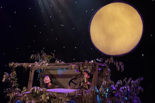 Hôm sau, Lãm ghé thăm nhưng không gặp và biết cô gái đi nhờ xe chính là Nguyệt, người mà anh đến để “ra mắt” làm quen.