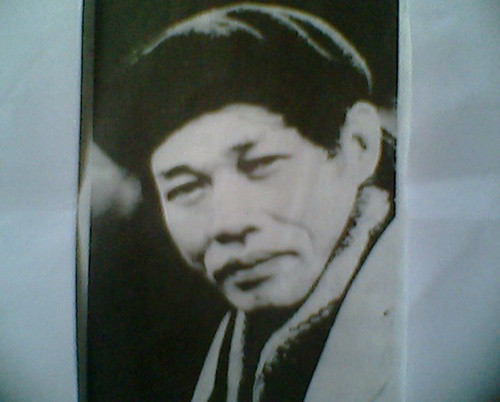 Nhận xét về Nguyễn Minh Châu, nhà phê bình văn học người Nga, Nikolai Nikulin: "Niềm tin vào tính bất khả chiến bại của cái đẹp tinh thần, cái thiện đã được khúc xạ ở chỗ, anh (Nguyễn Minh Châu) đã tắm rửa sạch sẽ các nhân vật của mình, họ giống như được bao bọc trong một bầu không khí vô trùng".