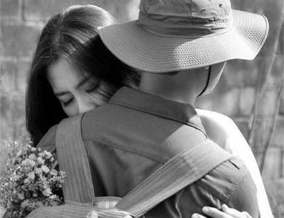 Tuy nhiên, nhiều người lại cho rằng: chính tình cảm riêng tư của lứa đôi lại làm nên sức mạnh của tình yêu quê hương đất nước. Nhờ có tình yêu đẹp, họ có nghị lực có niềm tin để vượt qua bom đạn chiến tranh.