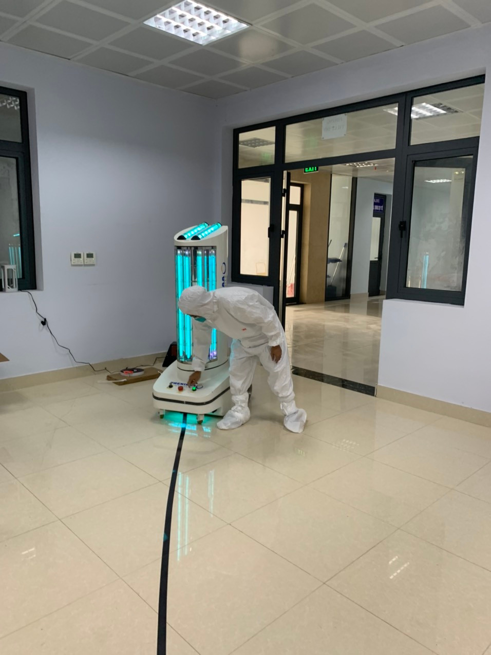 Khi dịch bùng phát tại Bắc Giang, với sự góp ý trực tiếp của chính các y bác sỹ từ tâm dịch, các nhà khoa học đã quyết định điều chỉnh và nâng cấp robot khử khuẩn để phù hợp với điều kiện thực tế tại tâm dịch.