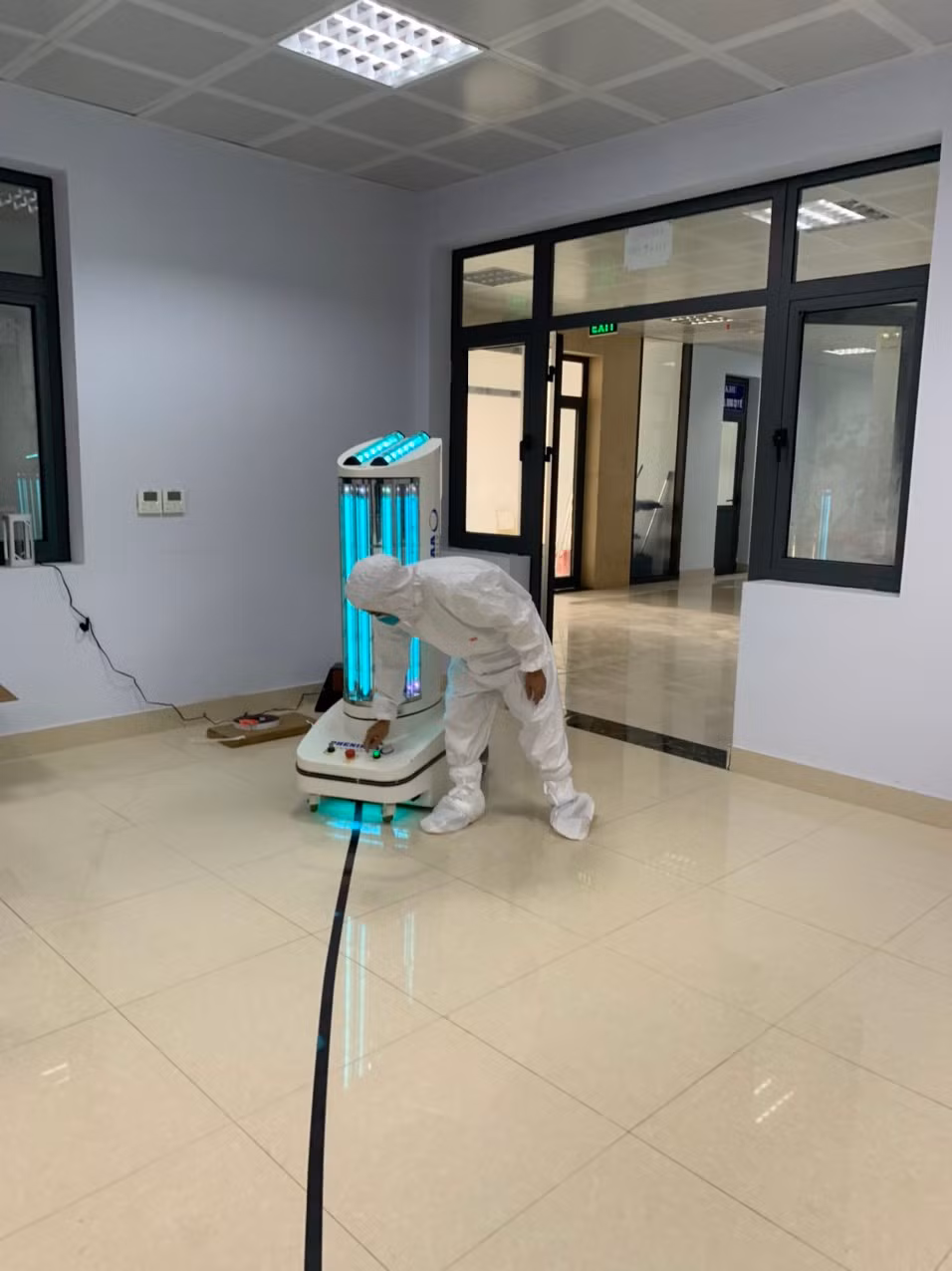 Khi dịch bùng phát tại Bắc Giang, với sự góp ý trực tiếp của chính các y bác sỹ từ tâm dịch, các nhà khoa học đã quyết định điều chỉnh và nâng cấp robot khử khuẩn để phù hợp với điều kiện thực tế tại tâm dịch.