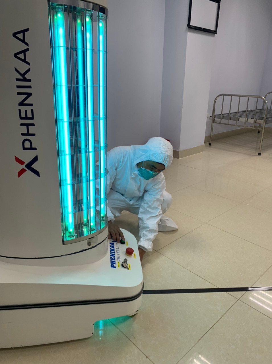 Robot sử dụng công nghệ dẫn đường từ trường. Robot sẽ chạy cùng với đèn UVC khử khuẩn theo đường line từ được dán sẵn. Line từ là một loại băng dính từ dùng để dẫn đường cho cảm biến từ tính được gắn trên robot.