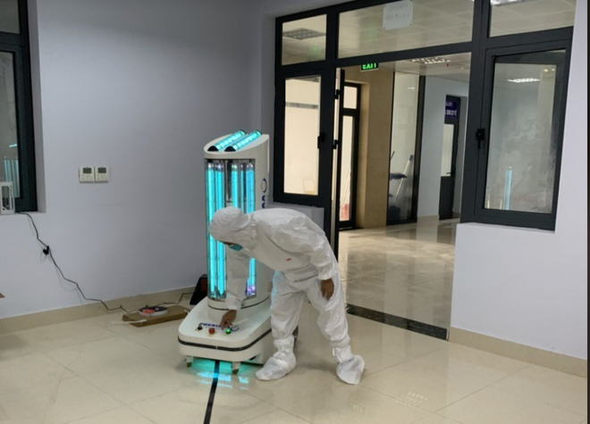 ThS Khổng Minh, Trường Đại học Phenikaa, người trực tiếp phát triển robot khử khuẩn cho biết, từ năm 2020, khi dịch COVID-19 bùng phát lần đầu tiên tại Việt Nam, nhóm nghiên cứu đã bắt tay chế tạo robot khử khuẩn với mục đích phục vụ phun khử khuẩn trong bệnh viện, tòa nhà, khu vực cách ly. Tháng 5/2020, robot được hoàn thiện.