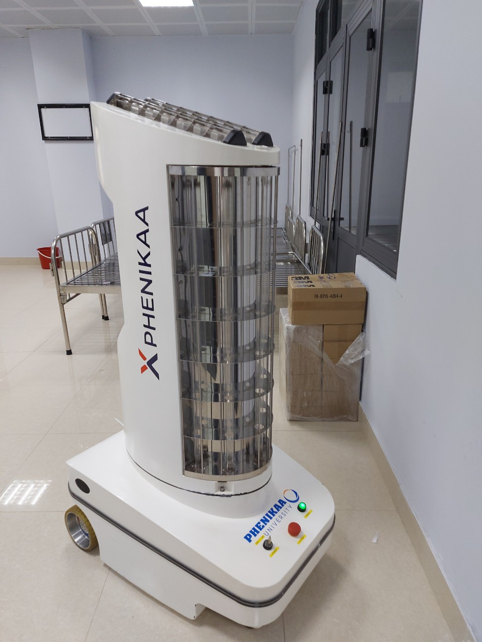 Công nghệ dẫn đường từ trường này khá phổ biến và có độ tin cậy cao trong các nhà máy công nghiệp. Vì bệnh viện cần một thiết bị làm việc an toàn, ổn định nên công nghệ dẫn đường từ trường là giải pháp tối ưu nhất.