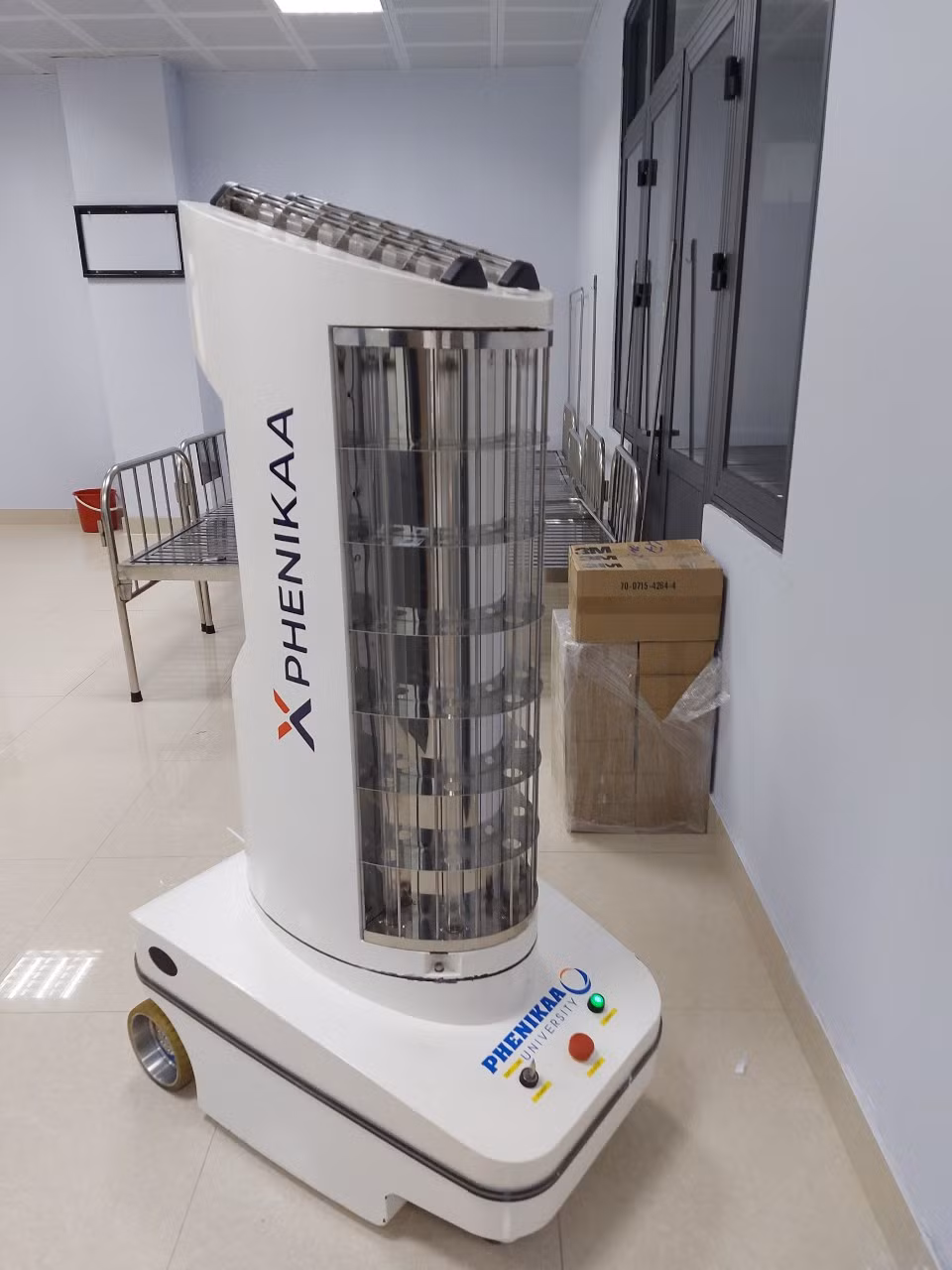 Công nghệ dẫn đường từ trường này khá phổ biến và có độ tin cậy cao trong các nhà máy công nghiệp. Vì bệnh viện cần một thiết bị làm việc an toàn, ổn định nên công nghệ dẫn đường từ trường là giải pháp tối ưu nhất.