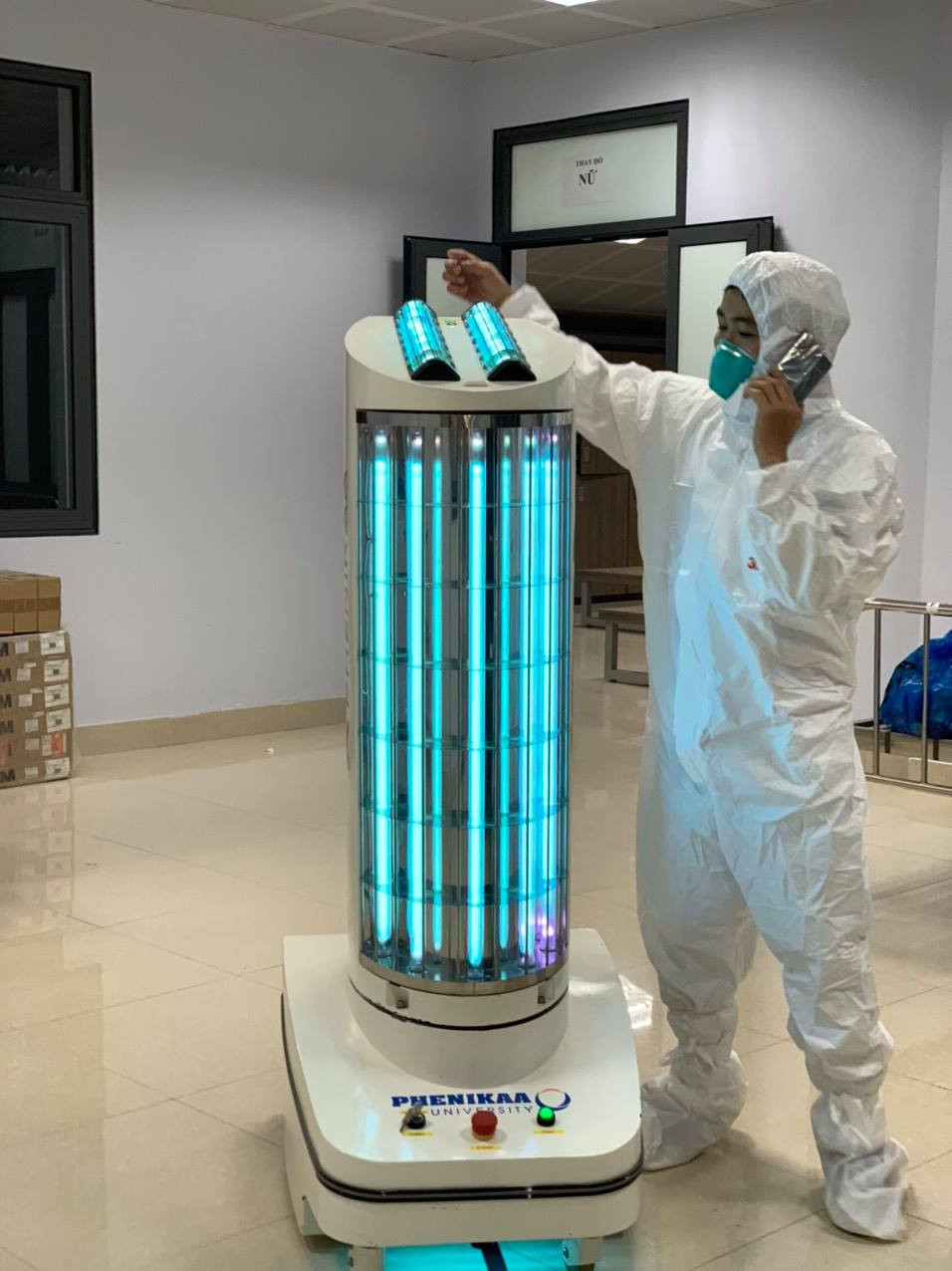 ThS Khổng Minh cho biết, đặt tại Bệnh viện Dã chiến Số 2 Bắc Giang, "Chiến binh" khử khuẩn Phenikaa dùng ánh sáng UVC ở bước sóng 256 nm giúp phá hủy ADN của virus, vi khuẩn, nấm mốc, nhiều mầm bệnh khác trong không khí hoặc bề mặt mà chúng ta hay chạm vào.