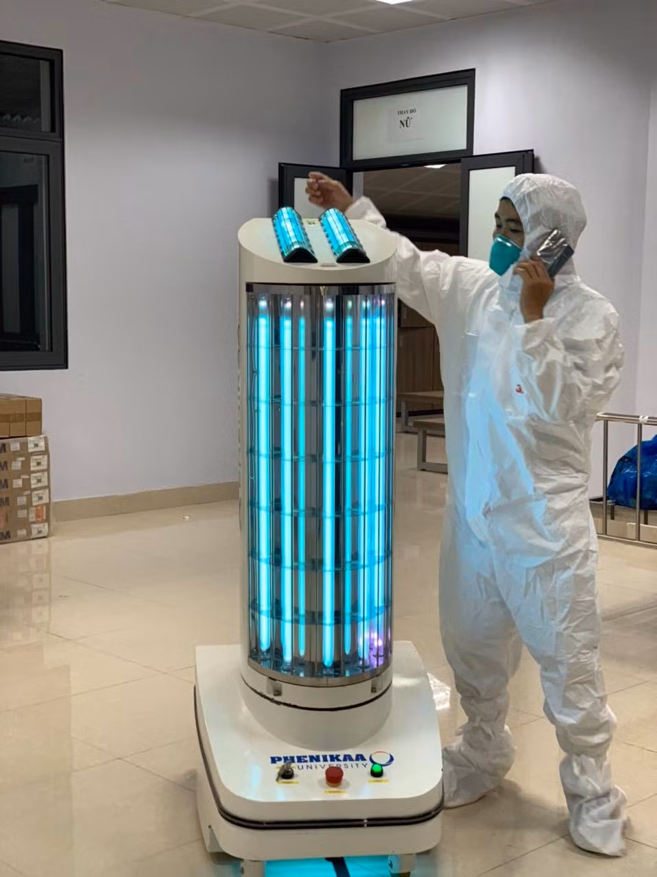 ThS Khổng Minh cho biết, đặt tại Bệnh viện Dã chiến Số 2 Bắc Giang, "Chiến binh" khử khuẩn Phenikaa dùng ánh sáng UVC ở bước sóng 256 nm giúp phá hủy ADN của virus, vi khuẩn, nấm mốc, nhiều mầm bệnh khác trong không khí hoặc bề mặt mà chúng ta hay chạm vào.