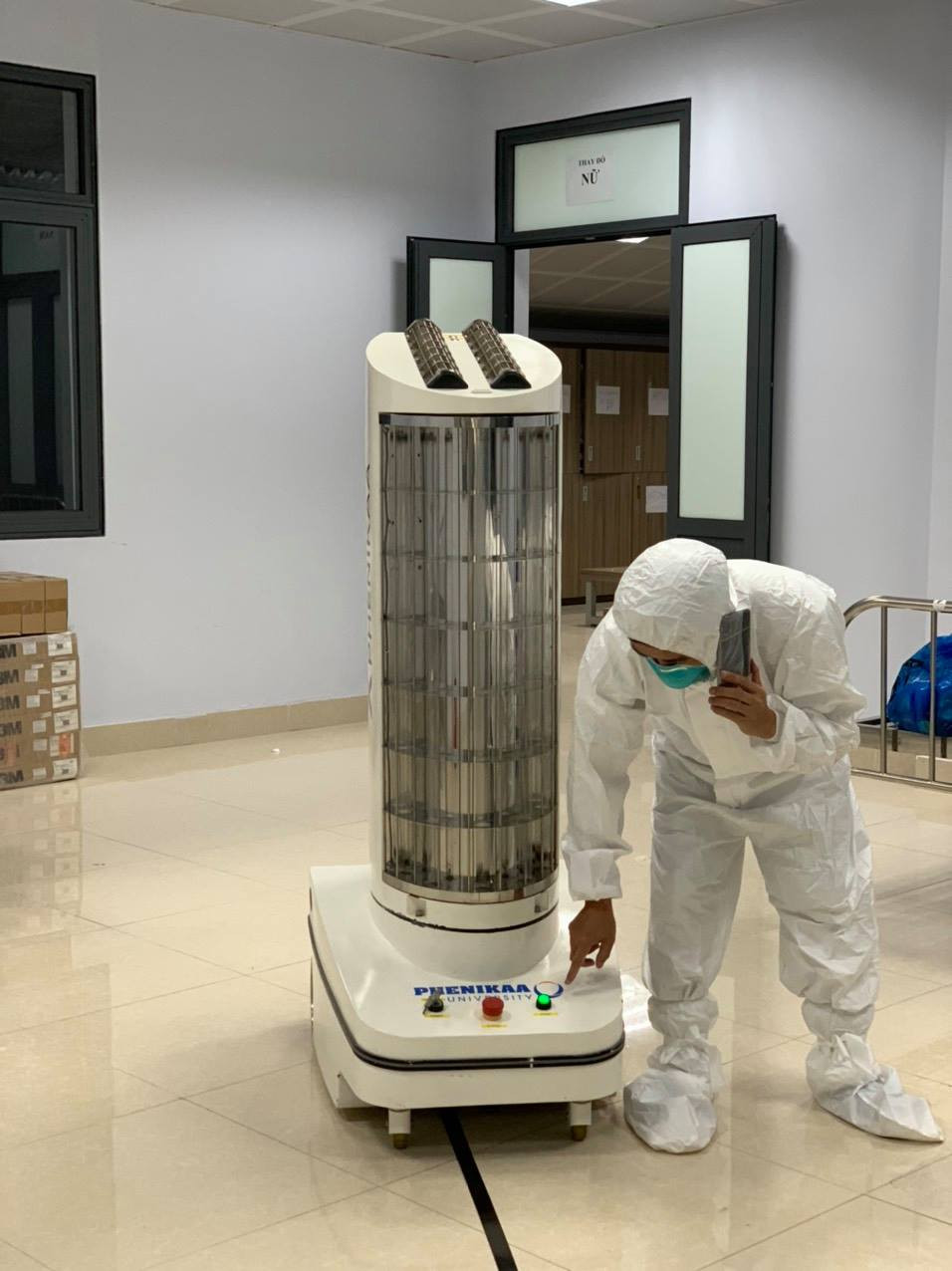 Robot có thể chạy liên tục 6h đồng hồ, sau 3-5 tiếng sạc pin, robot lại hoạt động bình thường. Các thao tác vận hành cũng khá đơn giản.