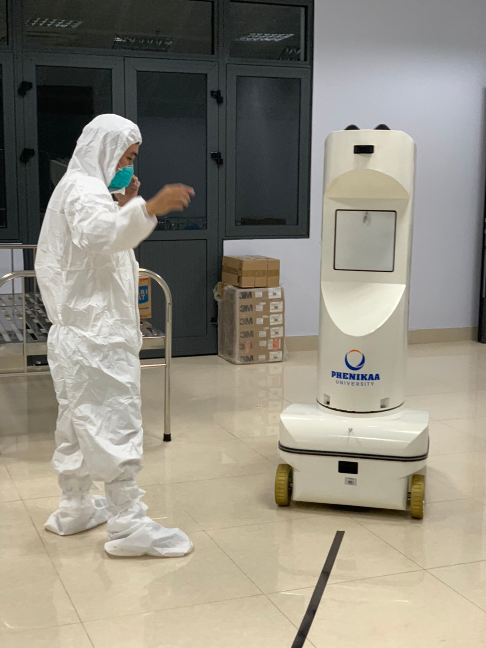 ThS Khổng Minh khẳng định, sự có mặt của robot khử khuẩn Phenikaa sẽ giúp giảm bớt khối lượng công việc cho các nhân viên y tế, hơn nữa còn giúp ngăn ngừa, giảm lây lan cũng như đảm bảo sức khỏe cho đội ngũ y tế trong công tác phòng chống dịch.