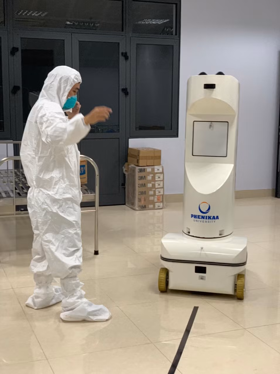 ThS Khổng Minh khẳng định, sự có mặt của robot khử khuẩn Phenikaa sẽ giúp giảm bớt khối lượng công việc cho các nhân viên y tế, hơn nữa còn giúp ngăn ngừa, giảm lây lan cũng như đảm bảo sức khỏe cho đội ngũ y tế trong công tác phòng chống dịch.