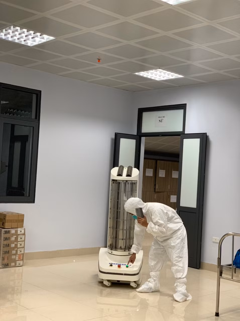 Robot khử khuẩn Phenikaa tích hợp hệ thống đèn UVC khử khuẩn 3 chiều: vùng không gian phía trên, vùng không gian xung quanh, vùng nền nhà. Hệ thống đảm bảo khử khuẩn tối đa không gian robot đi qua. Đặc biệt, đèn UVC có thể chiếu vào các bề mặt nhỏ, nhọn, vốn là những bề mặt rất khó để lau rửa theo cách vệ sinh truyền thống.