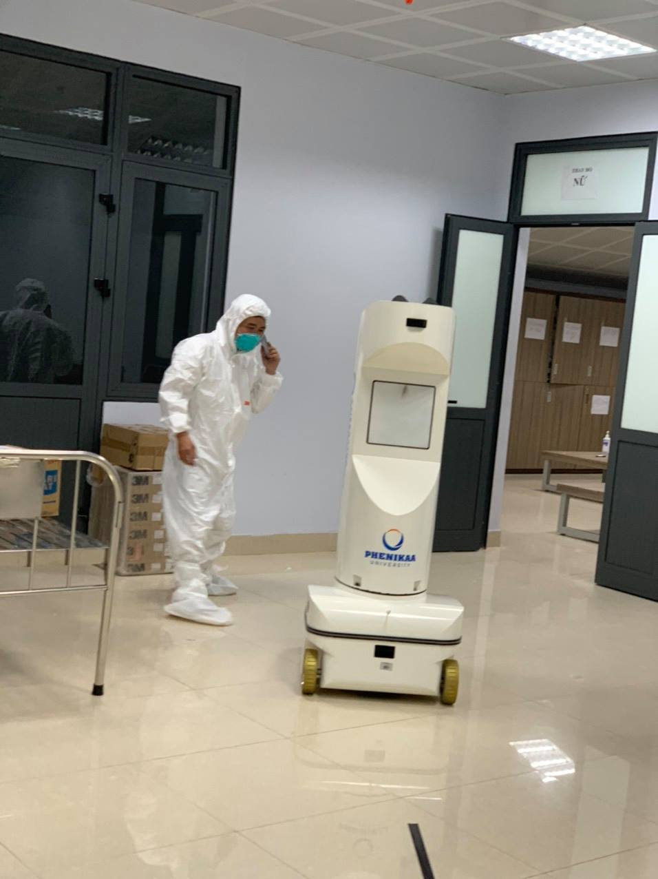 Vỏ robot cũng được thiết kế nhẵn, không có góc cạnh. Thiết kế này giúp tránh cho robot trở thành nguồn bám vi khuẩn, virus và dễ dàng trong việc vệ sinh.