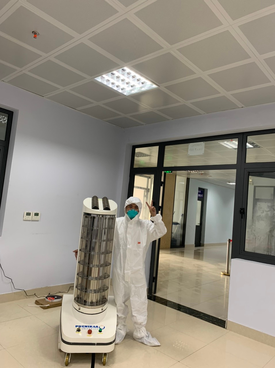 Ngoài ra, robot còn được trang bị một máy quét laser TIM320 được nhập khẩu trực tiếp từ Đức để phát hiện vật cản và người khu vực trước robot nhằm tránh đâm và tắt đèn UVC nhằm đảm bảo an toàn cho người và robot.