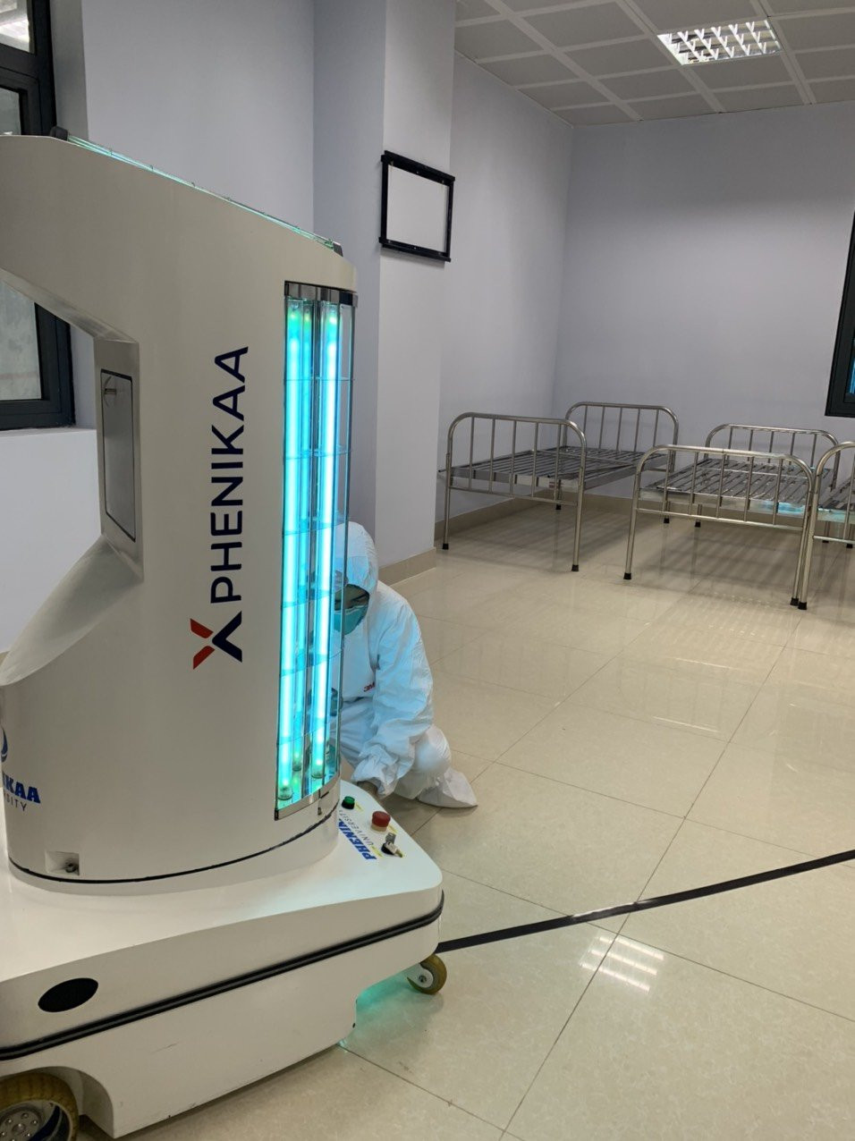 Với khả năng linh động, có thể điều khiển từ xa hoặc lập trình sẵn cho một cung đường khử khuẩn nhất định, robot sẽ giúp triệt tiêu vi khuẩn, giảm bớt việc lây lan dịch bệnh, đảm bảo an toàn cho các y bác sỹ, bệnh nhân…