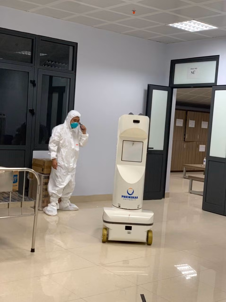 Ngoài ra, khi robot được bật chế độ phun Cloramin B chất diệt khuẩn tự động, phun tiêu diệt virus trong bán kính 2m chỉ mất 60 giây. Chế độ này đảm bảo an toàn cho thức ăn, vật dụng và sức khỏe người xung quanh.