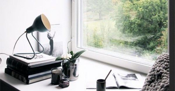 Trải qua năm tháng, ngày nay, mỗi lần mùa xuân ghé đến bên cửa sổ, những thanh âm của bài hát “Cao cao bên cửa sổ/Có hai người hôn nhau” lại thêm một lần làm đắm say lòng người.