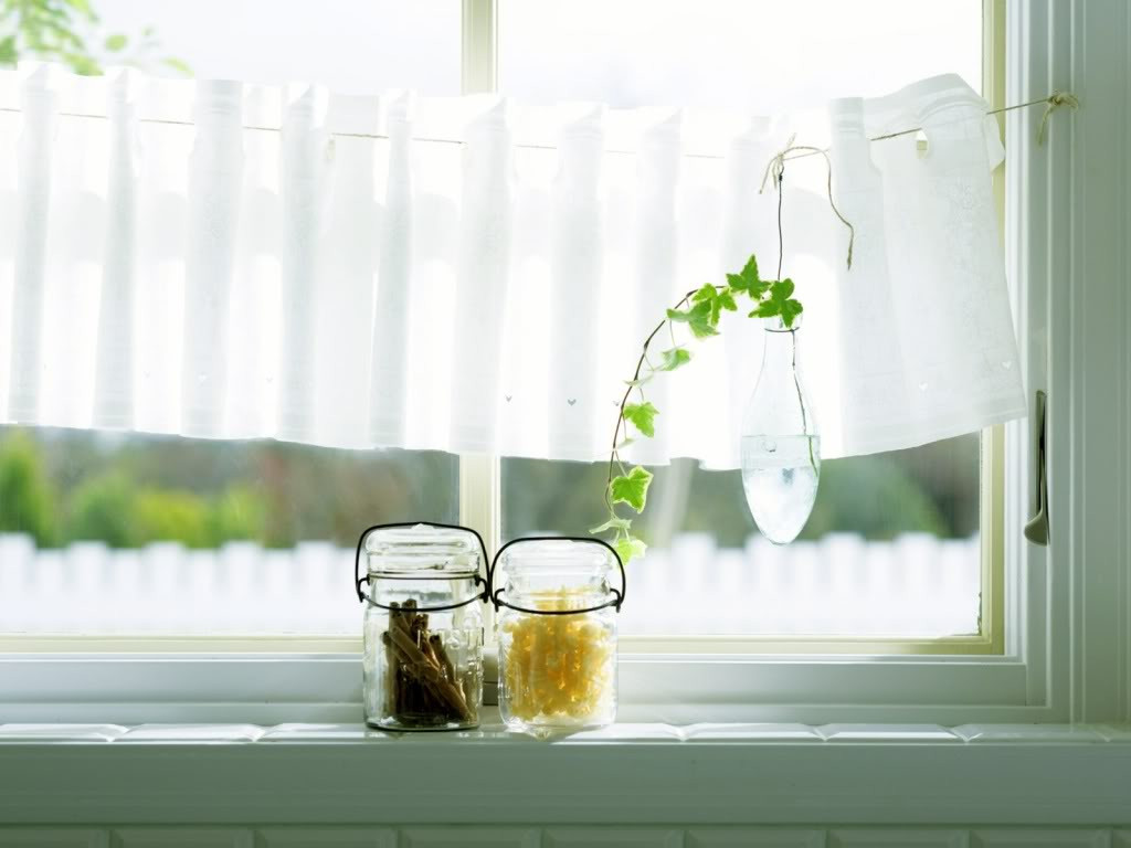 Sau này bài thơ được nhạc sỹ Xuân Hồng phổ thành nhạc phẩm lấy tên là “Mùa xuân bên cửa sổ”, và nhanh chóng trở thành một tình khúc vượt thời gian.