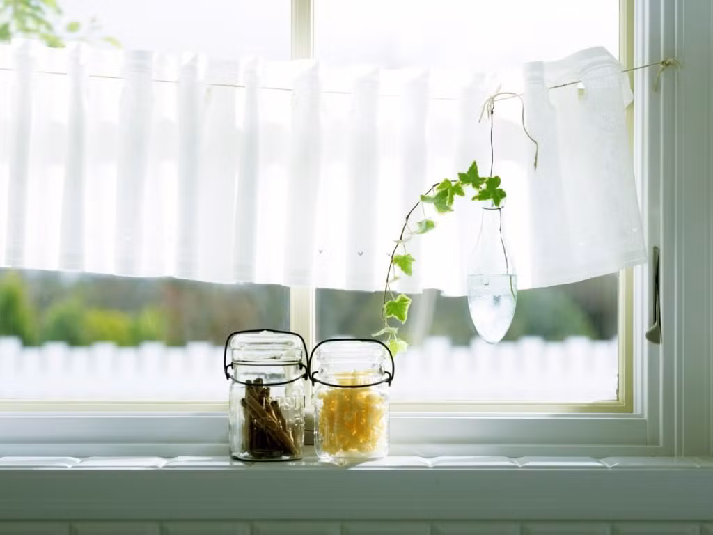 Sau này bài thơ được nhạc sỹ Xuân Hồng phổ thành nhạc phẩm lấy tên là “Mùa xuân bên cửa sổ”, và nhanh chóng trở thành một tình khúc vượt thời gian.