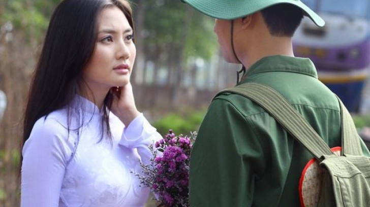 Một số ý kiến cho rằng, bối cảnh bài thơ là thời chiến, thời mà biết bao thế hệ thanh niên Việt Nam tạm quên đi những thứ tình cảm riêng tư nối bước nhau ra tiền tuyến chiến đấu với quân thù, hình ảnh nụ hôn là điều không nên.